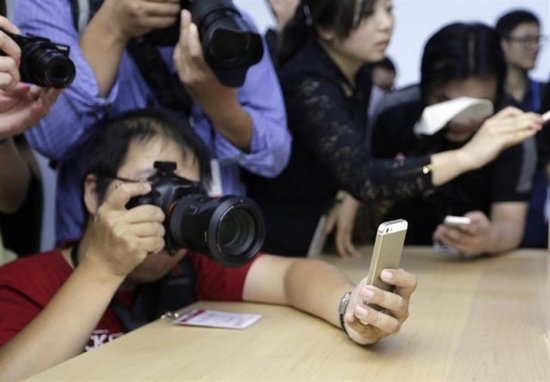 新款iPhone中國(guó)市場(chǎng)遇冷 蘋(píng)果痛失上百億美元市值